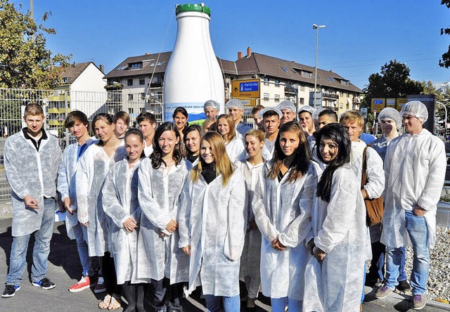 Die Berufskollegklasse der Carl-Helbin...er Firma Schwarzwaldmilch in Freiburg.  | Foto: Schule