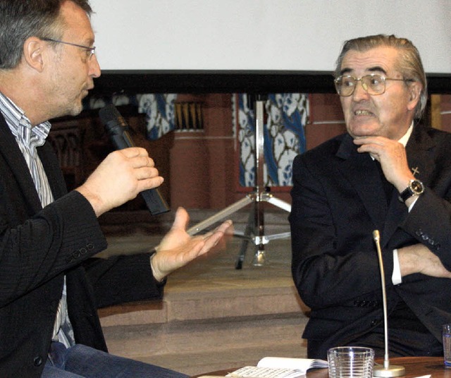 Talk-Studio in der Kirche: Pfarrer Kar...rechts) im Gesprch mit Thomas Wirbel.  | Foto: Saurer