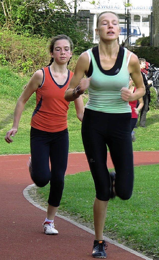 Michelle Jung (rechts) und Sophia Mnnich im 800-Meter-Lauf  | Foto: Albert Greiner
