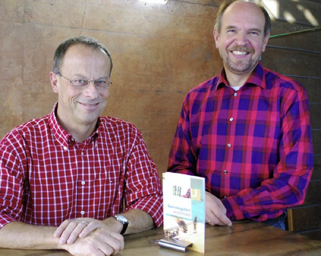 Peter Luder und Axel Rulf (von links) ...das neue Programm der Samstagsuni vor.  | Foto: mink