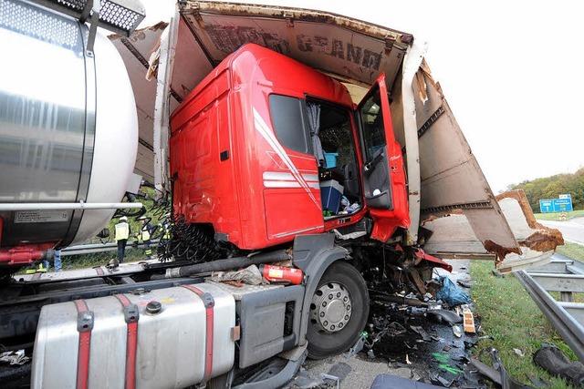 Lkw-Fahrer schwer verletzt