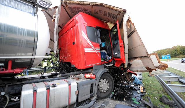 Vier Lastwagen krachten am Dienstagnachmittag auf der A5 ineinander.  | Foto: patrick seeger