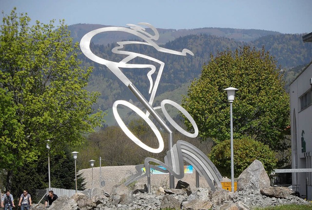 Mit dieser Skulptur auf dem Kreisel im...hon so etwas wie ein Denkmal gesetzt.   | Foto: Markus Donner