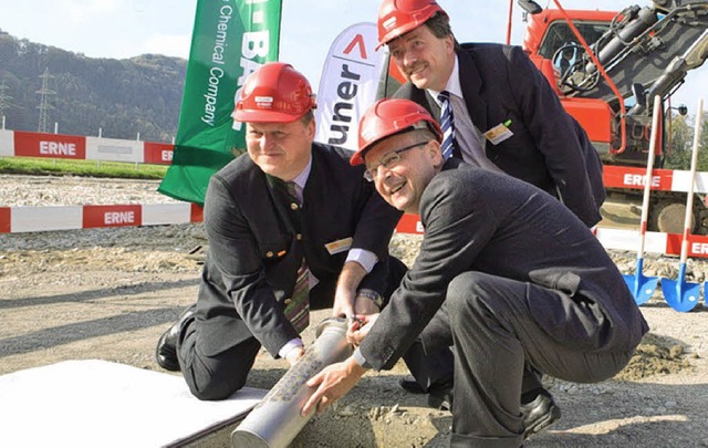 Projektleiter Hofbauer (links), Werkle...tte) und  Gemeindeammann Josef Amsler.  | Foto: BASF