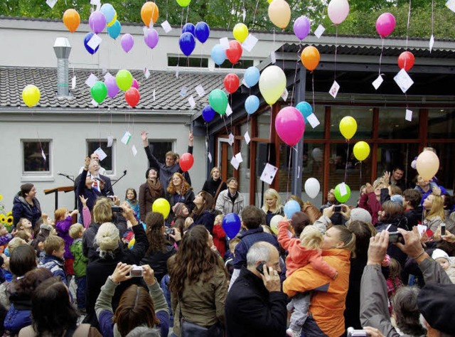 Die Freude musste raus: Mit Postkarten... jetzt wieder feierlich erffnet ist.   | Foto: Gnter Hammer