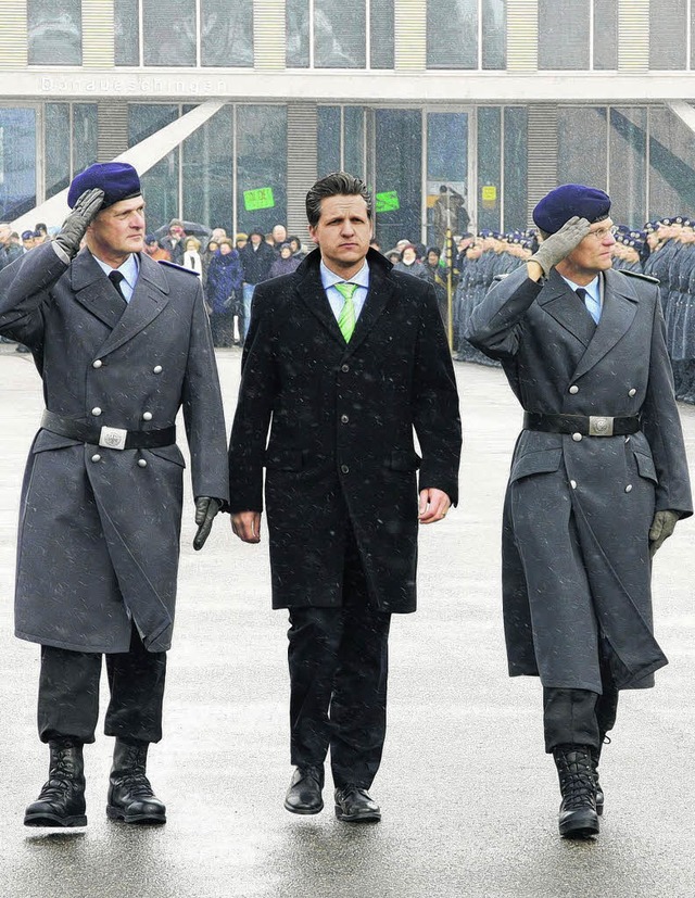 Bald nur noch Vergangenheit: Donauesch... und zwei Kommandeure der Bundeswehr.   | Foto: Lbeck