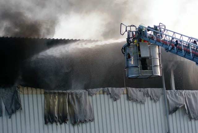 Das Feuer im Werk von Treibacher in Rh... einer halben Million Euro verursacht.  | Foto: Werner Probst