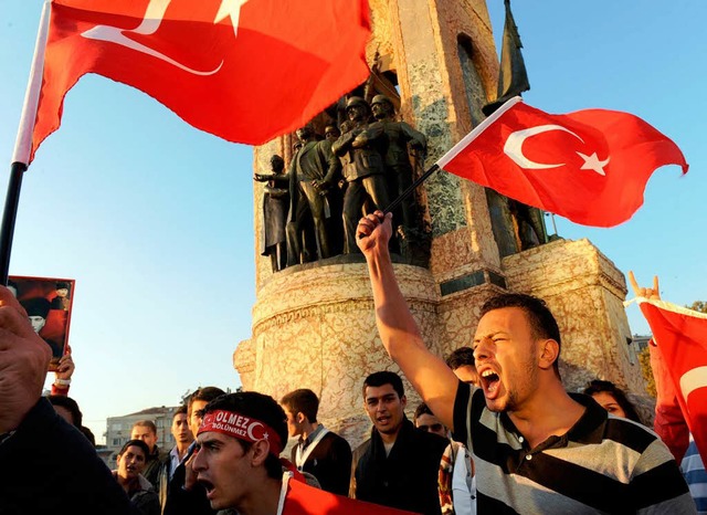 In Istanbul haben Demonstranten gegen ...auf das trkische Militr protestiert.  | Foto: AFP