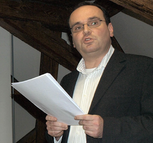 Autor Christian Dreier erlutert die von ihm rekonstruierte Forumsbasilika 