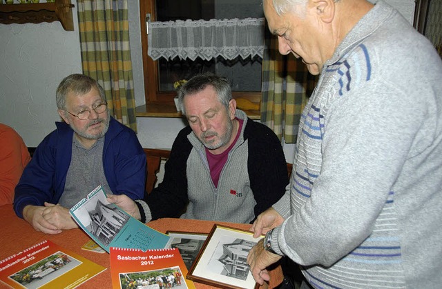 Ignaz Eberenz, Leo Friderich und Raine...neuen Sasbacher Jahreskalenders 2012.   | Foto: Roland Vitt