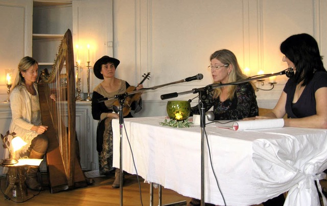 Lesung der Hecklinger Schreibwerkstatt...nzten sich zu einem stimmigen Abend.   | Foto: Ute Schler