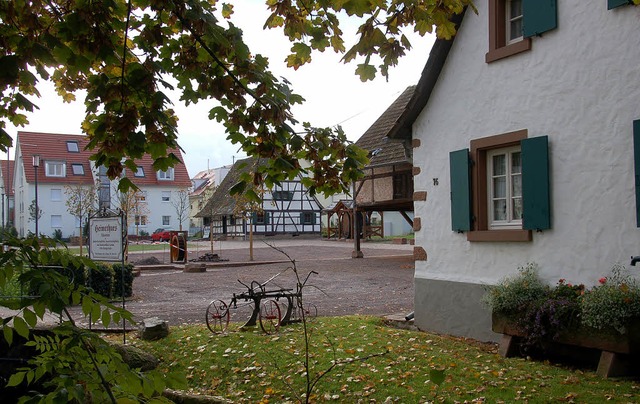 Idyllischer Dorf- oder Festplatz im Unterdorf am Alt-Denzlinger Heimethues.   | Foto: Frank Kiefer