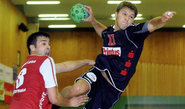 Niklas Jolibois (rechts) und der HC He... im Derby vor einer schweren Aufgabe.   | Foto: W. KNSTLE (Archiv)