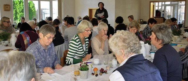 Die Teilnehmerinnen des Frauenfrhstc...Barbara Kndiger (im Hintergrund) zu.   | Foto: Privat