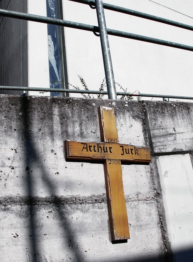 Ein Kreuz erinnert an den  damals 14-J...dezentrum Heilig Geist ums Leben kam.   | Foto: Siefke