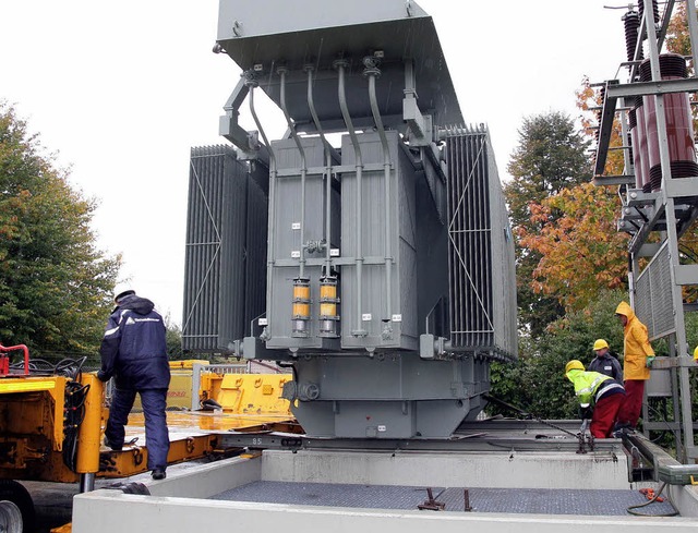 77,6 Tonnen schwer ist der neue Transf...-Werk in Offenburg installiert wurde.   | Foto: Peter Heck