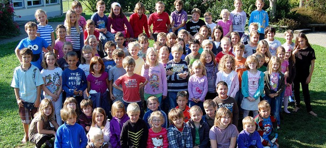 Die rund 80 Tannenkircher Grundschler...h auf das Jubilumsfest ihrer Schule.   | Foto: schule