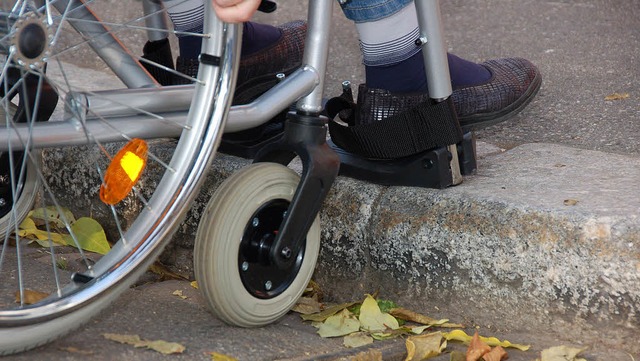 Bordsteine knnen fr Rollstuhlfahrer eine unberwindliche Hrde sein.   | Foto: archivfoto: Trenz