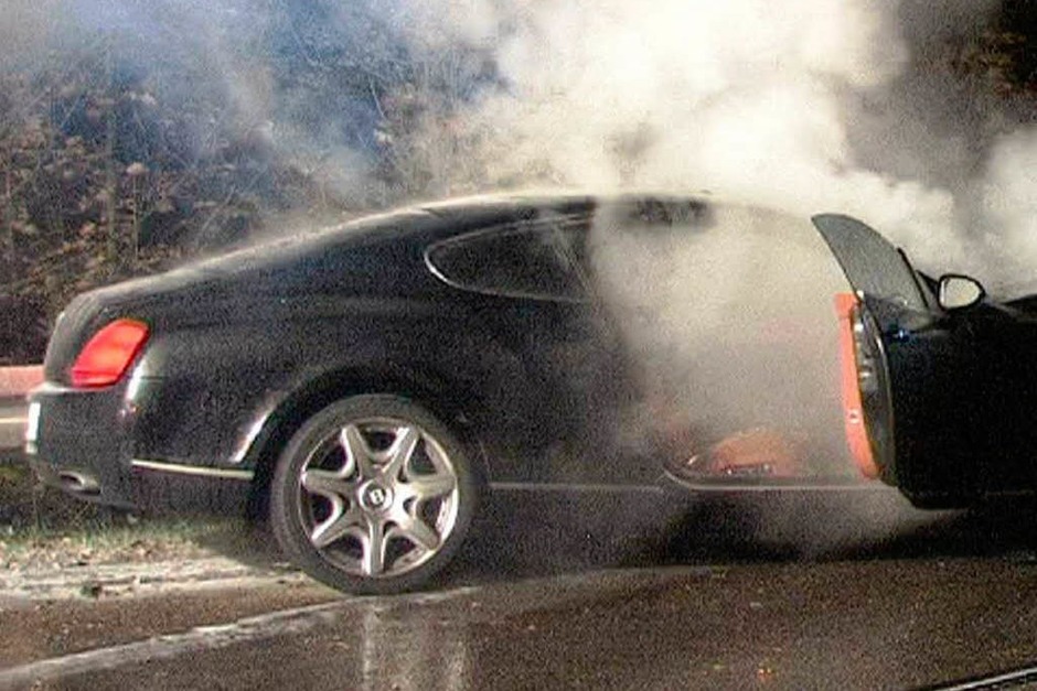 Auto rast in Lastwagen - Fahrer schwer verletzt – Auto brennt aus (Foto: Martin Ganz) Auto rast in Lastwagen - Fahrer schwer verletzt – Auto brennt aus (Foto: Martin Ganz)