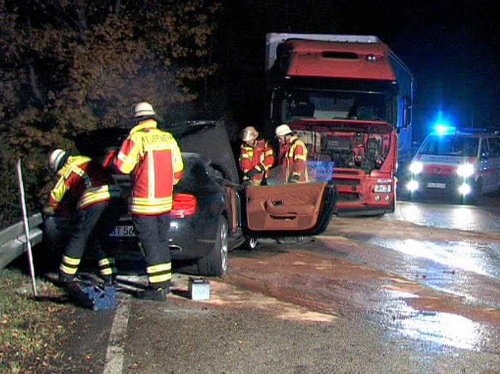 Auto rast in Lastwagen - Fahrer schwer verletzt