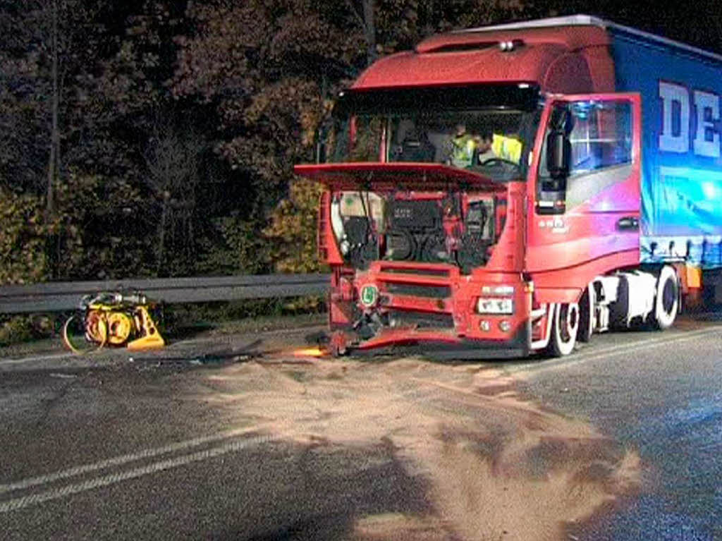 Auto rast in Lastwagen - Fahrer schwer verletzt