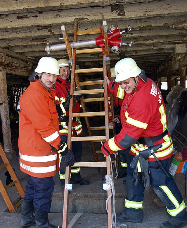 Die FFW Blumegg rettete Verletzte mit Hilfe eines Leiterbocks aus einem Keller.  | Foto: Binner-Schwarz