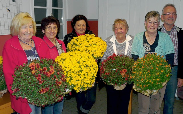 Siegerinnen: (v. links) Christa Lssle...l sowie Vorsitzender Karl-Heinz Dages   | Foto: B. beschorner