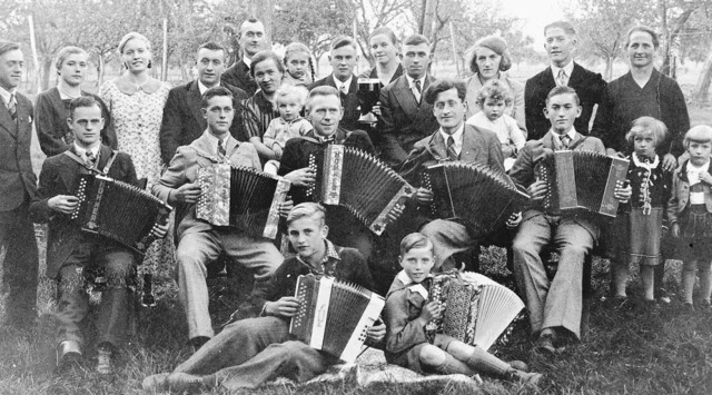 Damals noch am Knopfakkordeon: der Har...m Jahr 1935 auf einem Vereinsausflug.   | Foto: harmonikafreunde