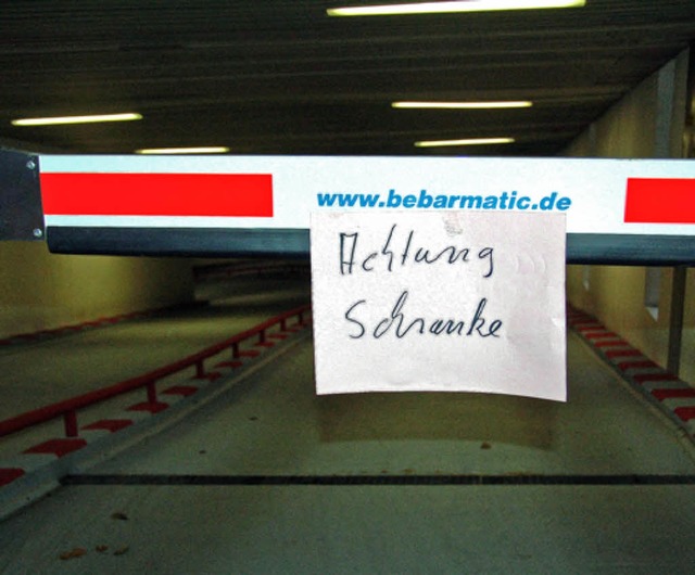 Hier ist es schriftlich fr die blinde... Tiefgarageneinfahrt Edeka / Volksbank  | Foto: ralf Morys