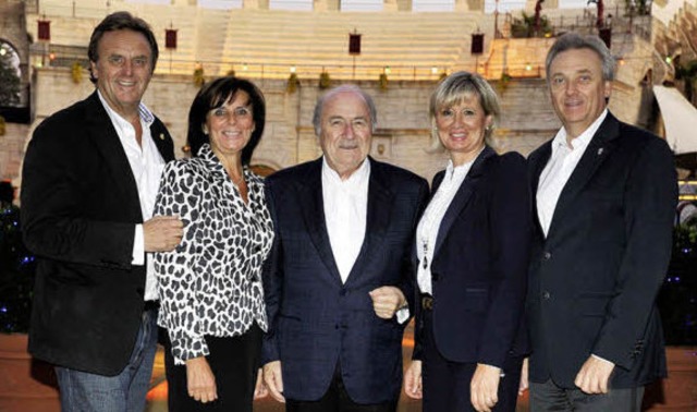 Sepp Blatter (Mitte), Prsident des We...auritia und Jrgen Mack begrt wurde.  | Foto: europa-park