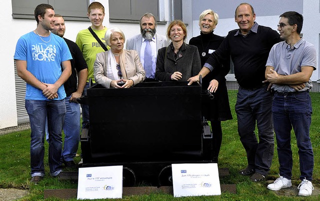 Bei der bergabe: Schulleiterin Christ...eingerahmt von franzsischen Schlern.  | Foto: Schule