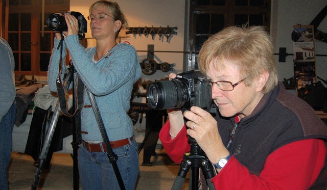 Nehmen die attraktiven Motive in den Fokus: Fotografinnen  des VHS-Kurses  | Foto: Petra Wunderle