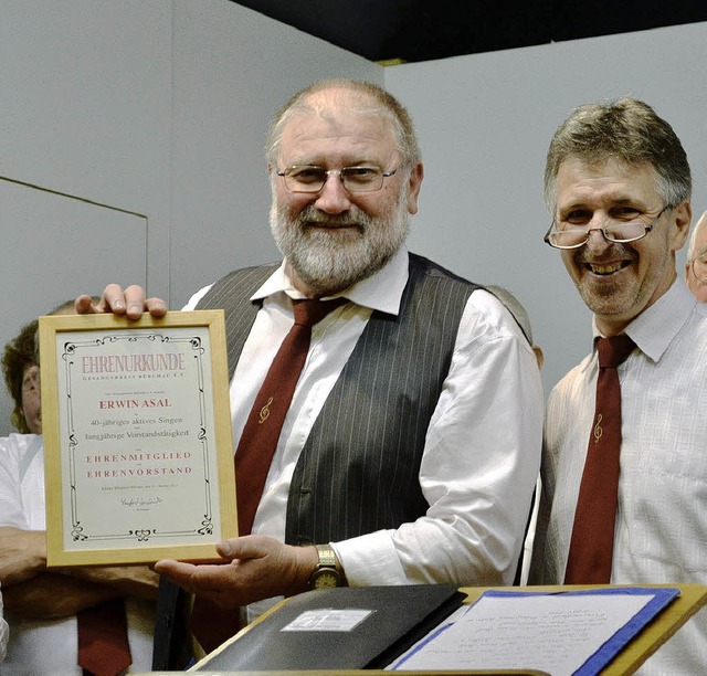 Erwin Asal (links) wurde von seinem Na...nd des Gesangvereins Brchau ernannt.   | Foto: Paul berger