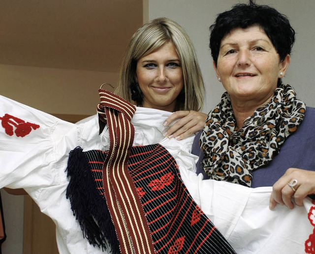 Manuela Buntic (links) und ihre Mutter...  typischen kroatischen Folklorekleid.  | Foto: Gertrude Siefke