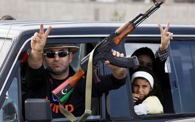 Ein libysche Familie feiert den Tod von Diktator Muammar al-Gaddafi.   | Foto: DPA