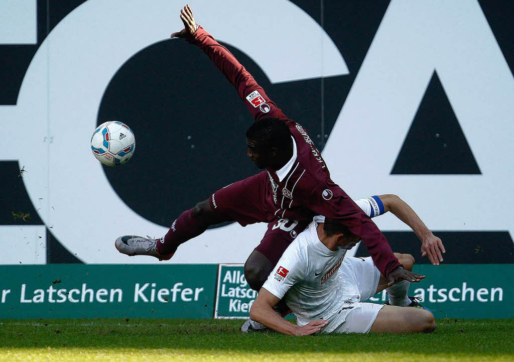 Kaiserslauterns Dorge Kouemaha im Zweikampf mit Freiburgs Oliver Barth.
