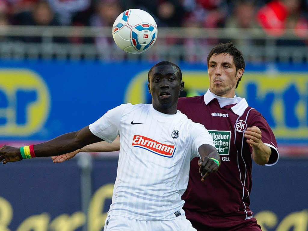 Itay Shechter (Kaiserslautern) kmpft mit Freiburgs Papiss Ciss um den Ball.