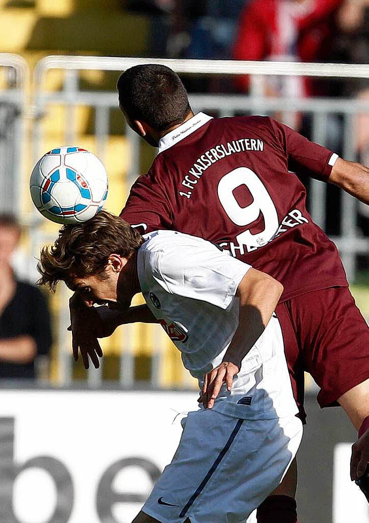 Kaiserslauterns Dorge Kouemaha im Zweikamf mit Freiburgs Pavel Krmas.