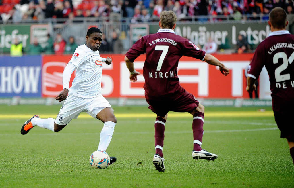 Cedrick Makiadi (SC Freiburg) und Oliver Kirch (FC Kaiserslautern).