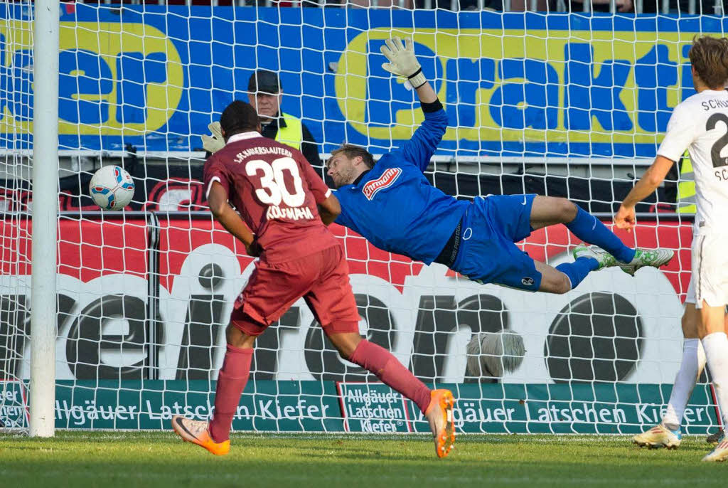 Freiburgs Torwart Oliver Baumann kann den Schuss zum 1:0 von Itay Shechter nichtt mehr halten.