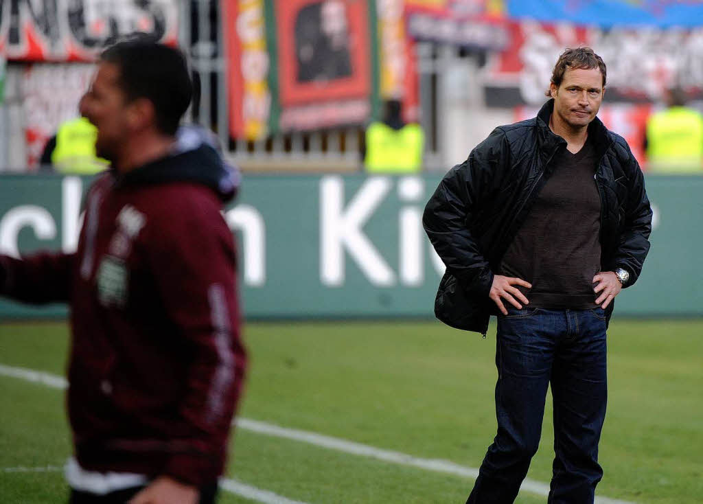 Marco Kurz, Trainer des 1. FC Kaiserslautern, und Freiburgs Trainer Marcus Sorg (im Hintergrund).