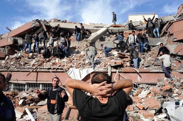 Ein schweres Erdbeben im Osten der Tr...it zahlreichen Todesopfern zu rechnen.  | Foto: dpa