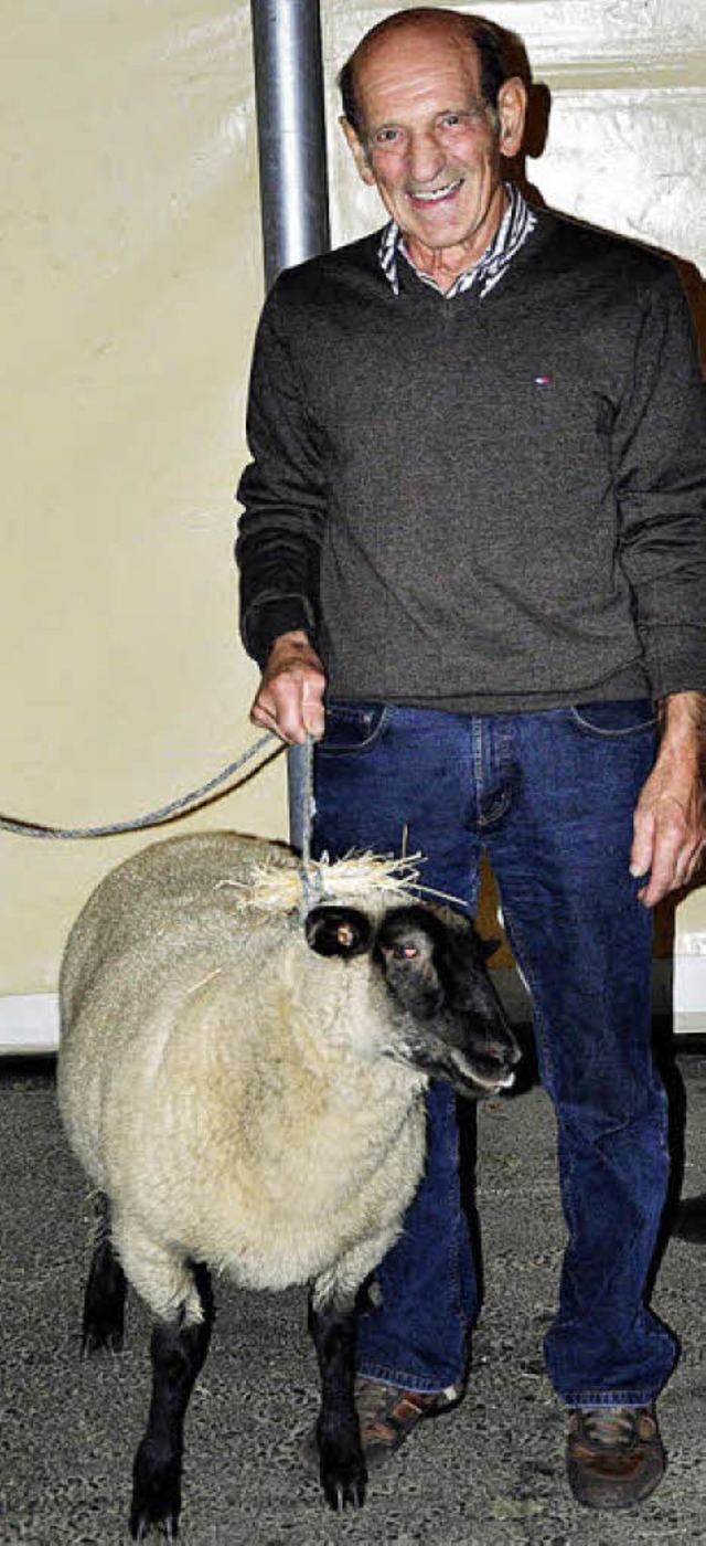 Willi Weis durfte den Hammel von der Simonswlder Kilwi nach Hause fhren.   | Foto: Horst Dauenhauer