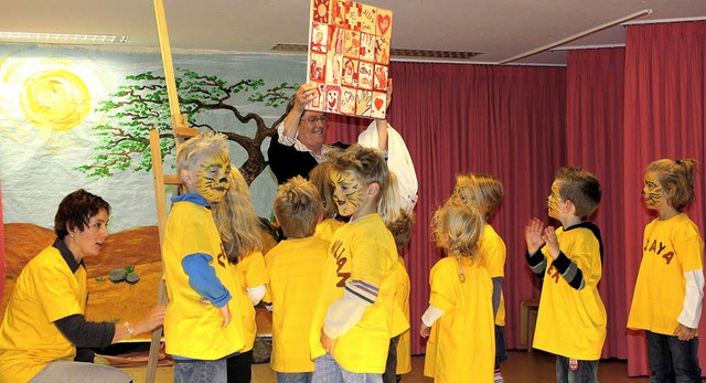 Die Lwengruppe des Kindergartens fhr... selbstgemalte Bild       der Kinder.   | Foto: Adelbert Mutz