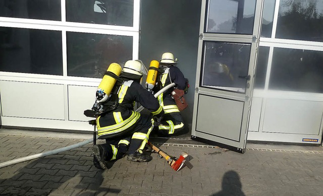 Mit Atemschutz gegen das Feuer in der ...er Feuerwehrleute in der Kirchstrae.   | Foto: dieter fink
