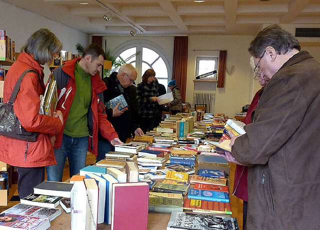 Dicht umlagert waren die Tische mit de...im Bcherflohmarkt der Stadtbcherei.   | Foto: Karla Scherer