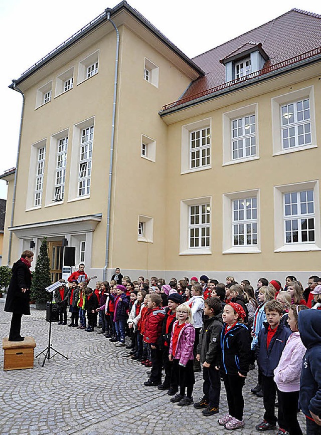 Grundschler singen zur Erffnung des Bildungshauses.   | Foto: Mnch