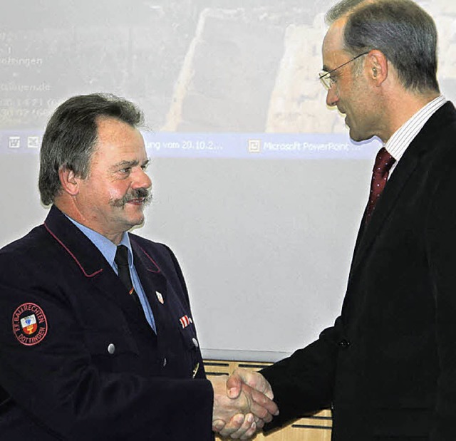 Nach 40 Jahren Feuerwehrdienst wurde N...rmeister Bernhard Fehrenbach gedankt.   | Foto: Model