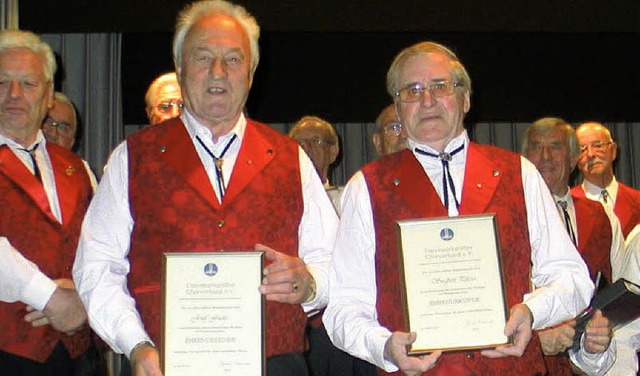 Fr 25 Jahre aktiven Chorgesang wurden...und Siegbert Pfitzer (rechts) geehrt.   | Foto: Jutta Schtz