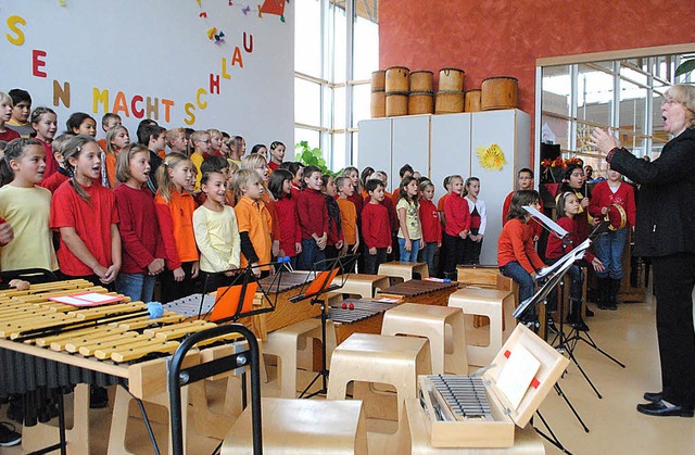 Musik gab&#8217;s zur Erffnung des Ki... Schule ihren 10. Geburtstag feierte.   | Foto: Ehrlich
